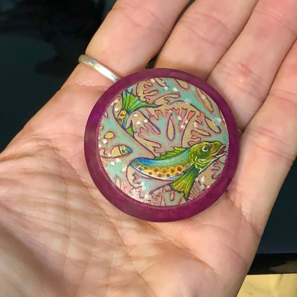 Vintage Handmade Artisan Big Fish Rainbow Trout Wooden Painted Round Brooch Pin - Picture 5 of 5